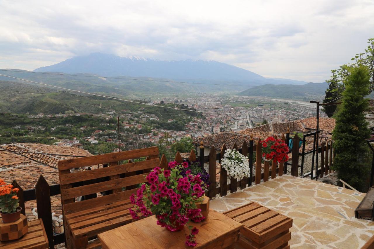 Guest House Maria - Berat Castle エクステリア 写真